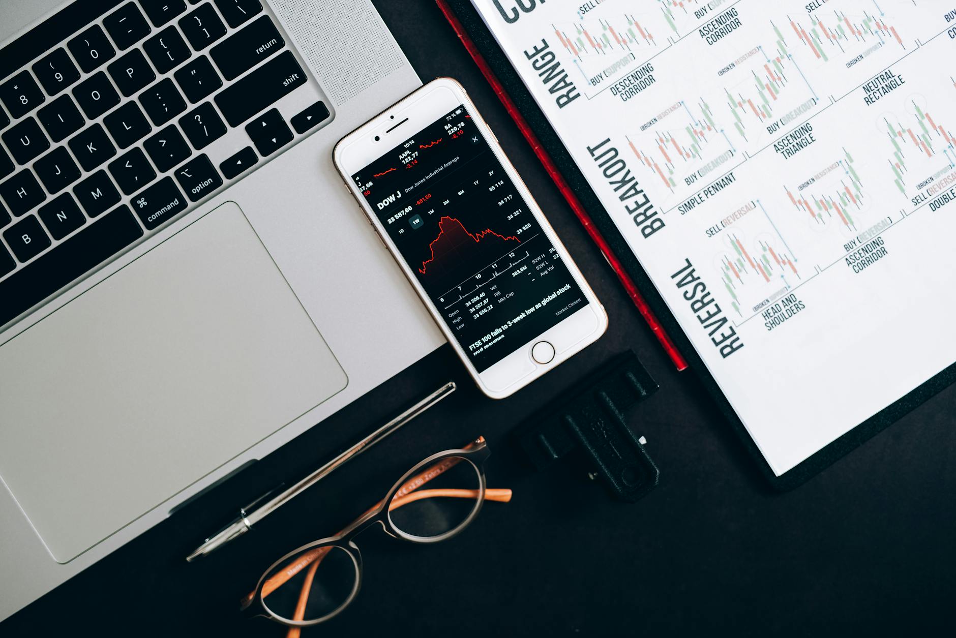 https://www.pexels.com/photo/smartphone-eyeglasses-and-laptop-on-a-flat-surface-7887799/